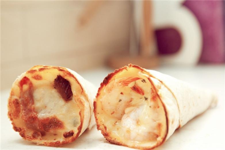 比萨客手握披萨